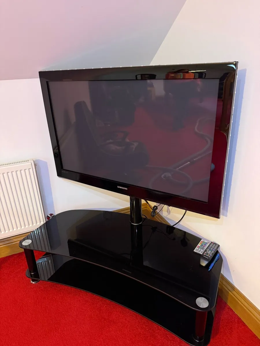 42” tv on table stand,2 gaming chairs - Image 1