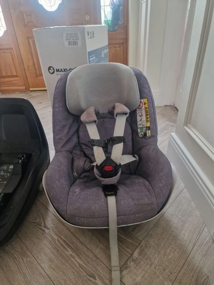 Maxi Cosi 2 way Pearl with base - Image 1
