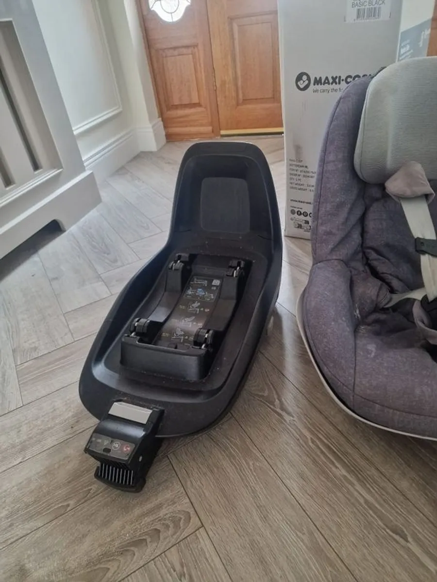 Maxi Cosi 2 way Pearl with base - Image 2