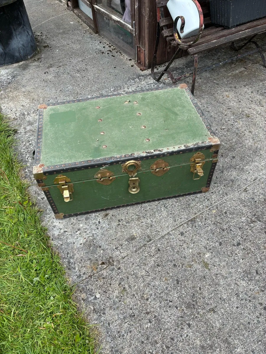 Old chest - Image 1