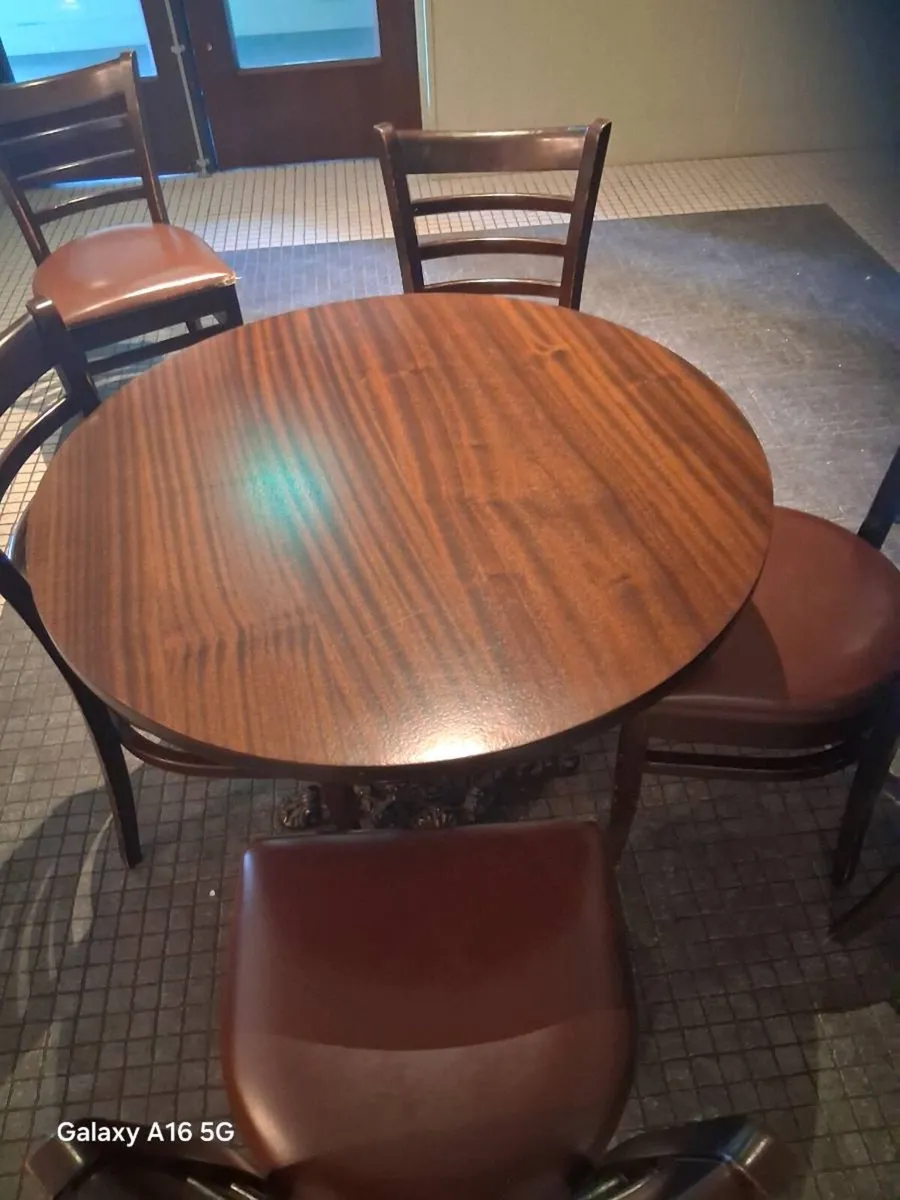 Table and chairs set - Image 1