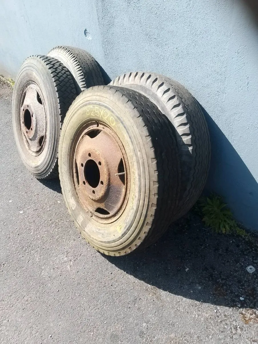 Wheels & tyres 4 X 825X20 6 Stud - Image 2