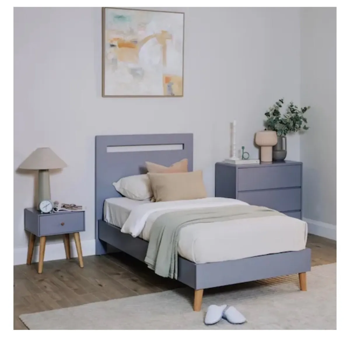 Bed frame - Image 1