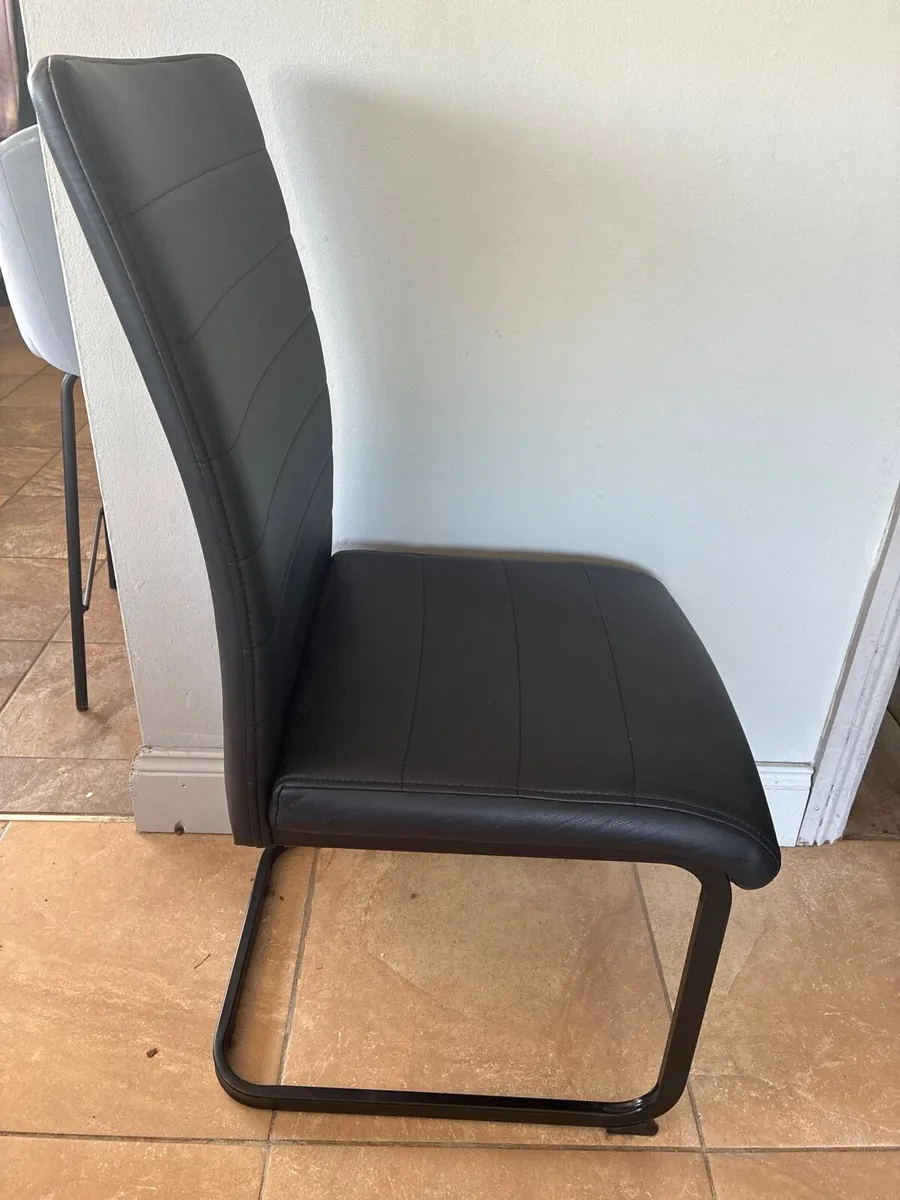 Table and chairs - Image 2