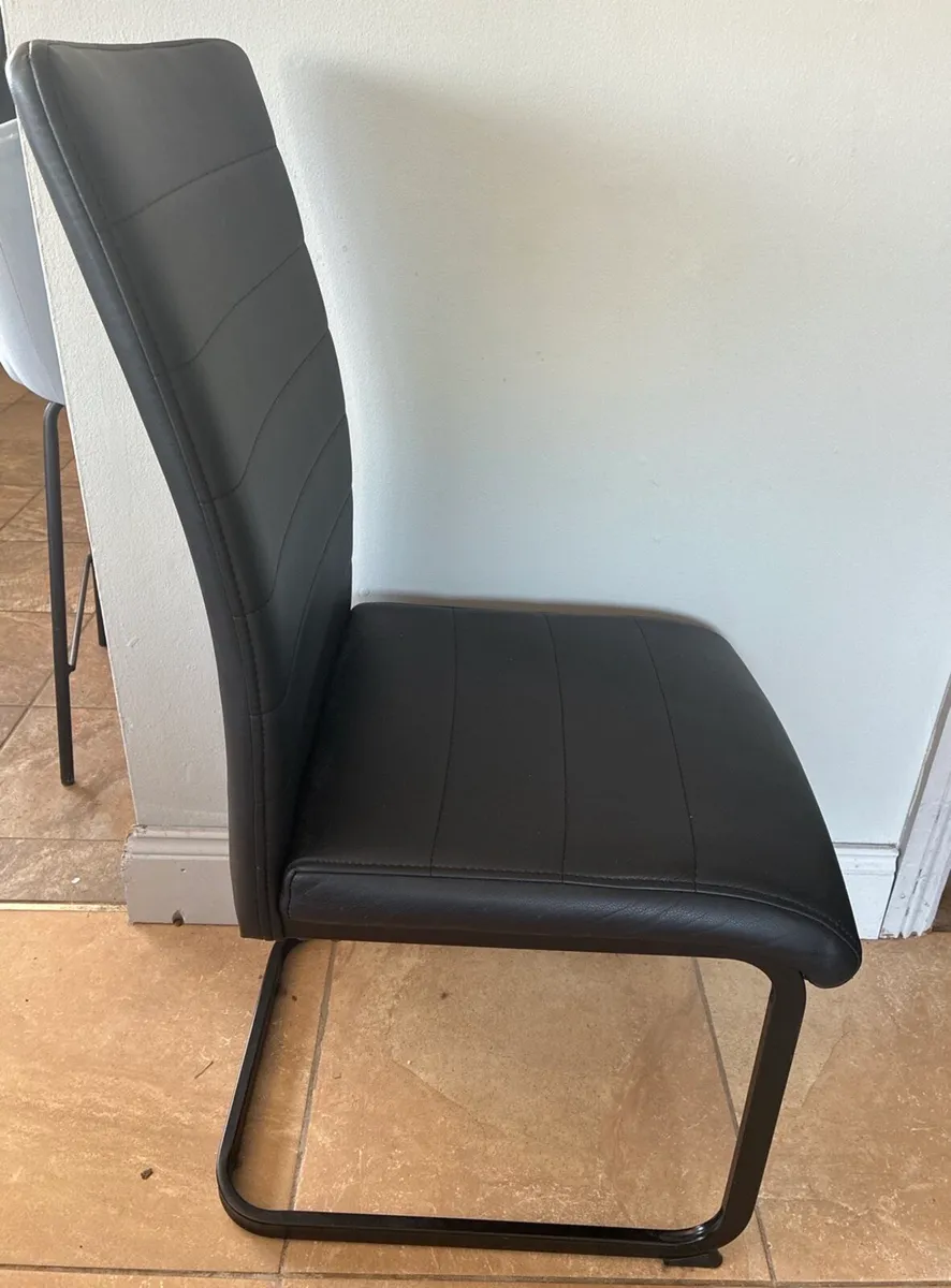 Table and chairs - Image 3