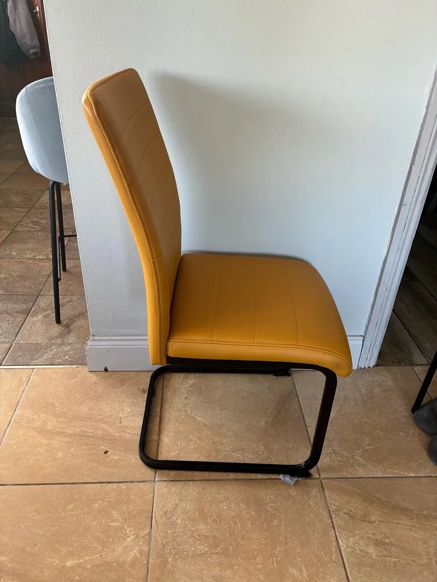 Table and chairs - Image 1