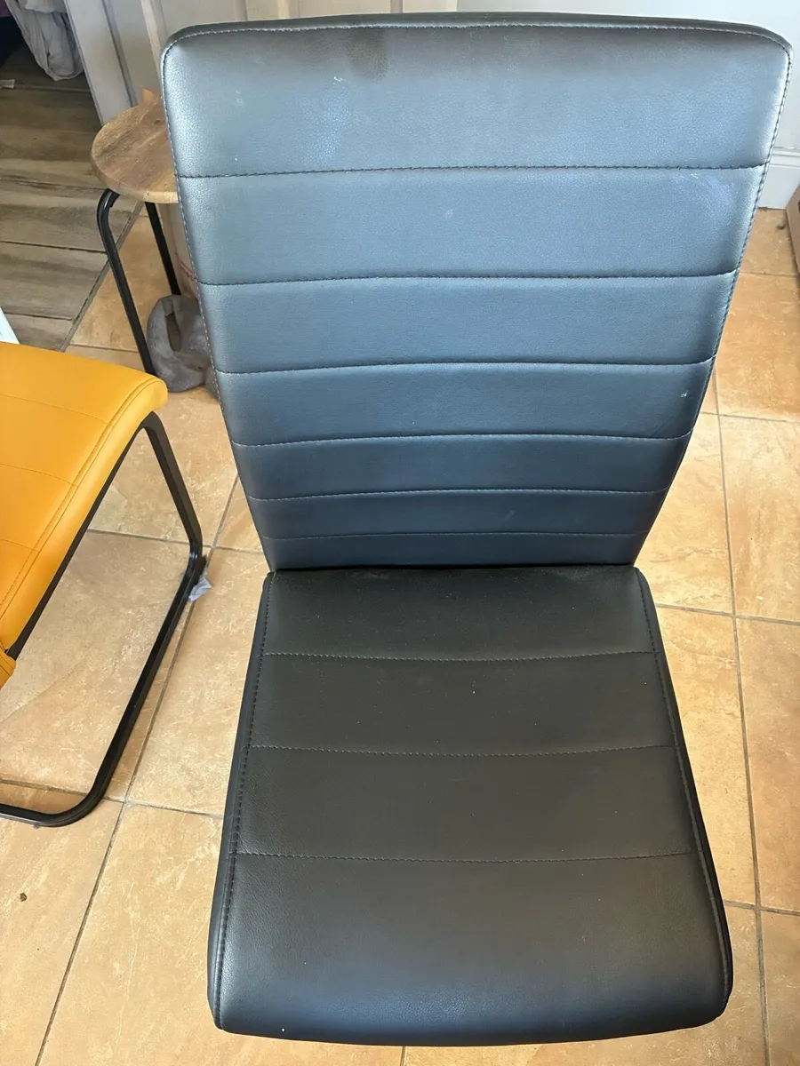 Table and chairs - Image 4