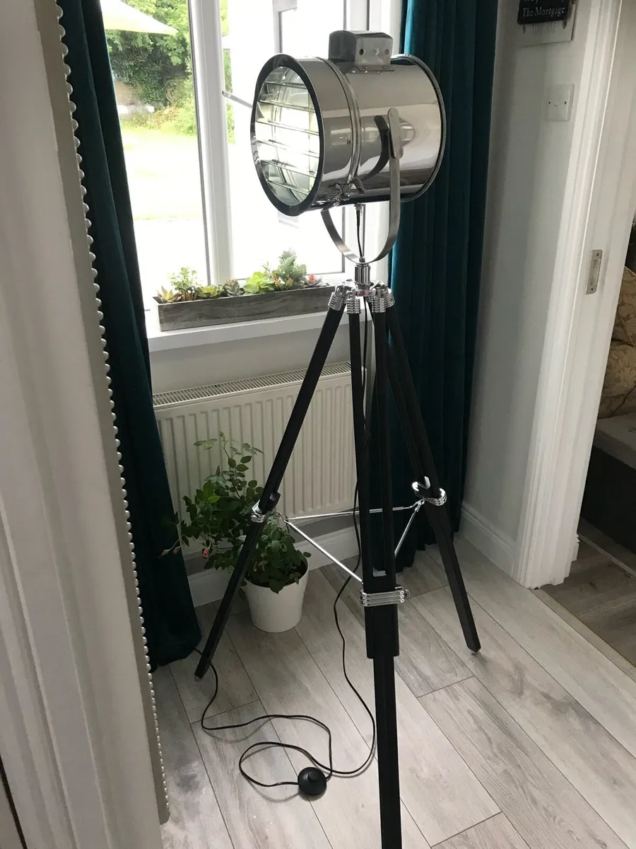 Tripod style Lamp - Image 1