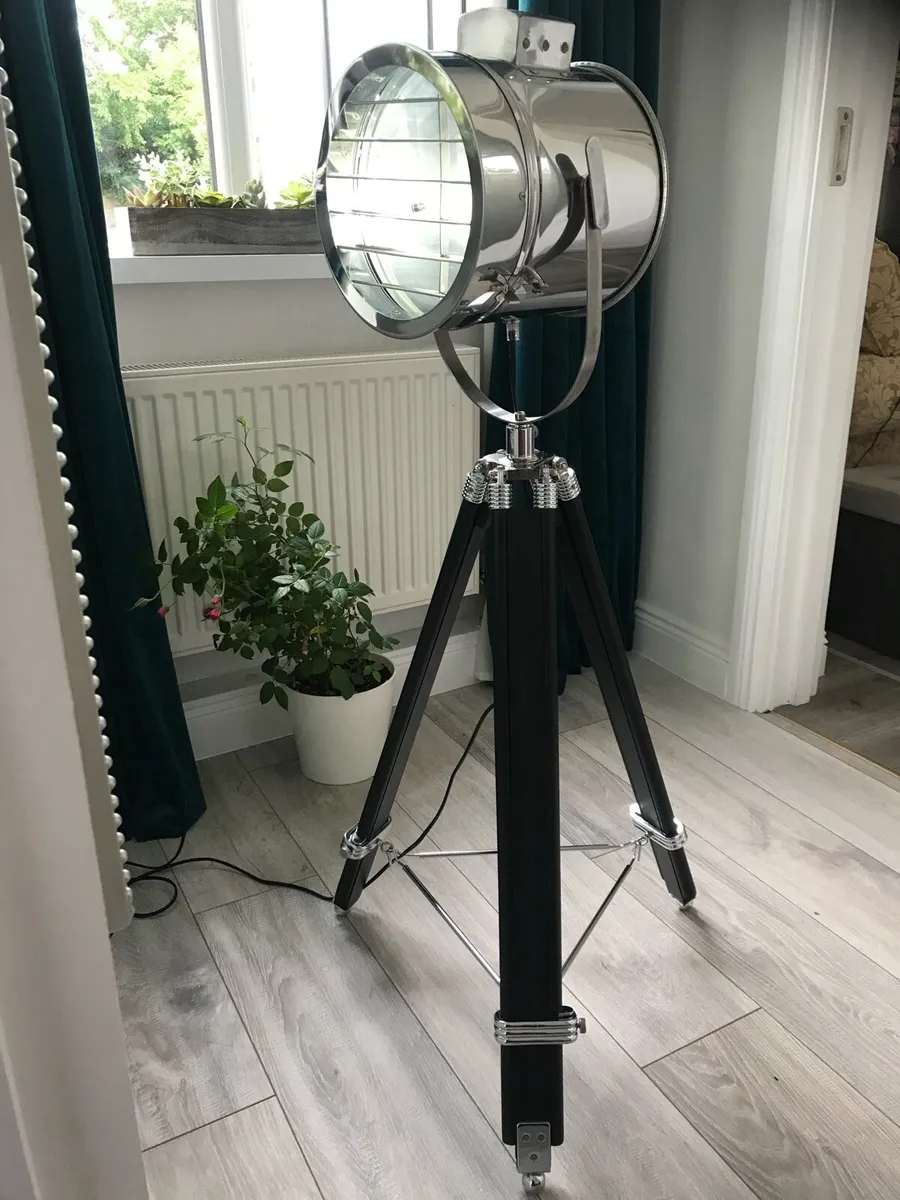 Tripod style Lamp - Image 2