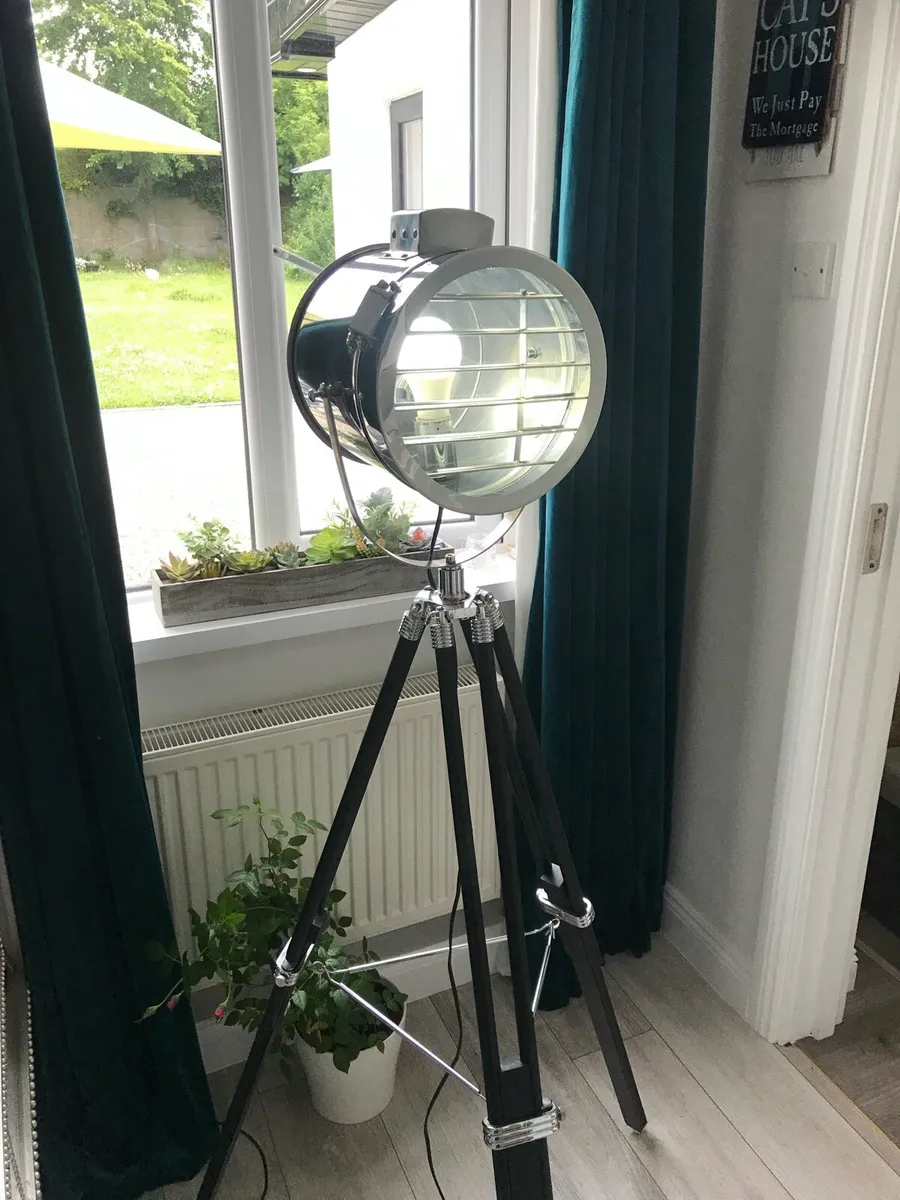 Tripod style Lamp - Image 4