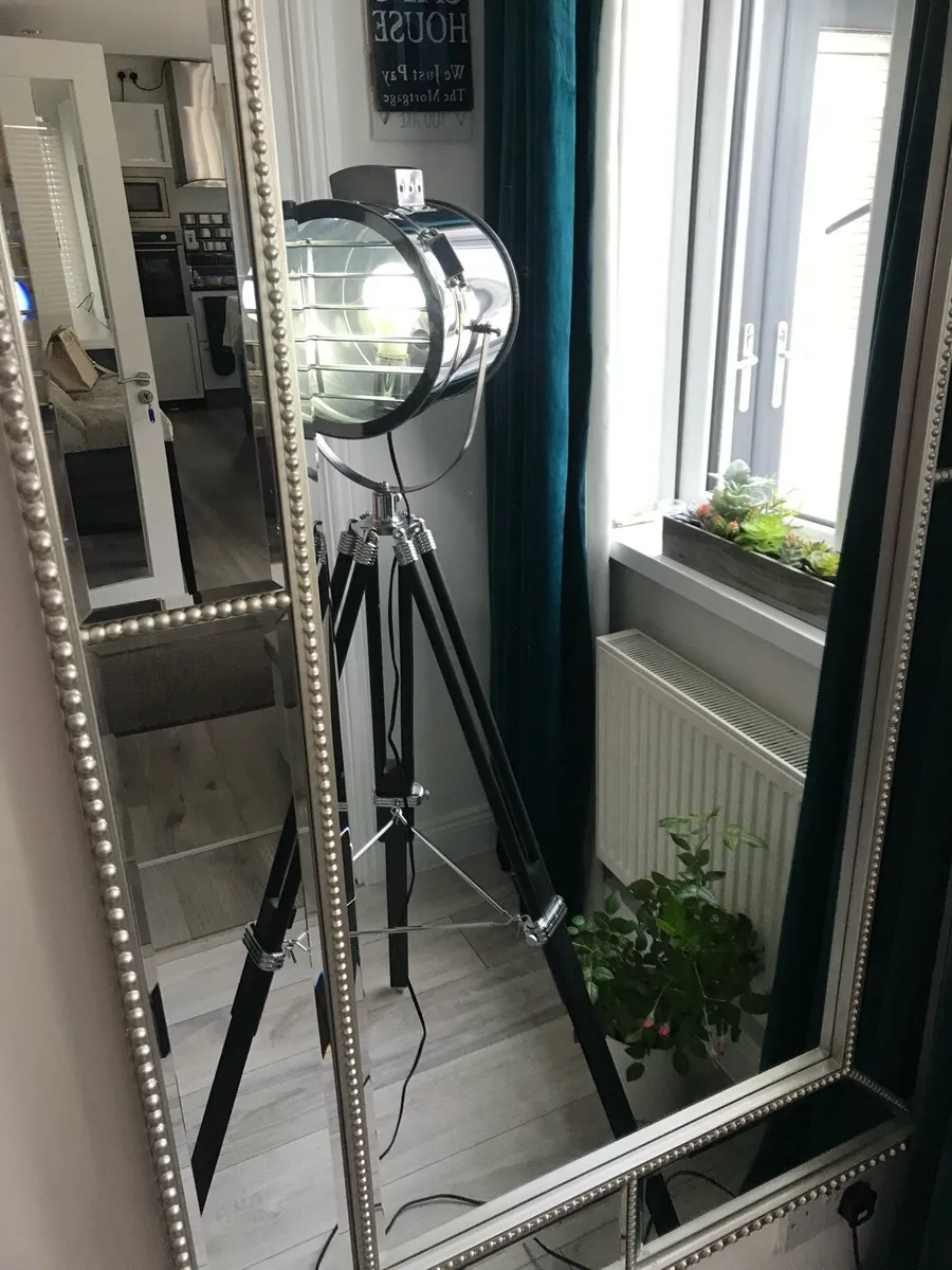 Stylish Floor Lamp - Image 4