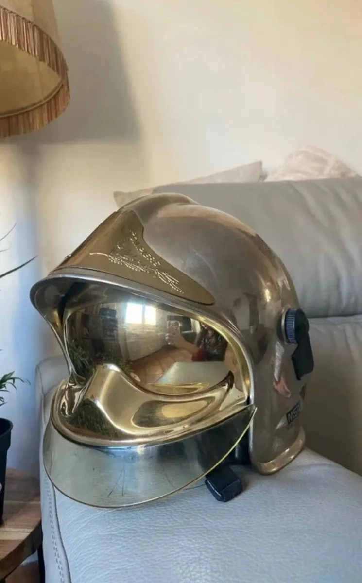 Firefighters helmet - Image 1