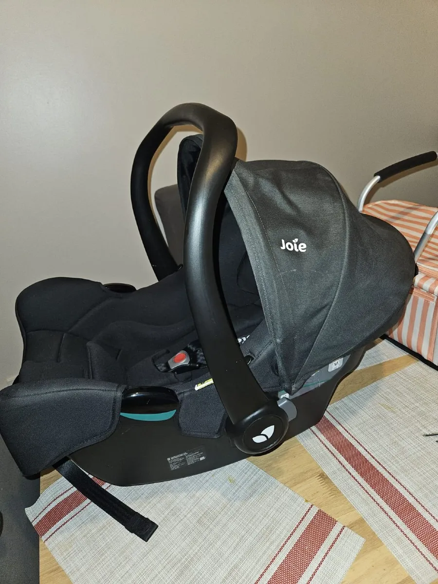 Car seat and base - Image 1