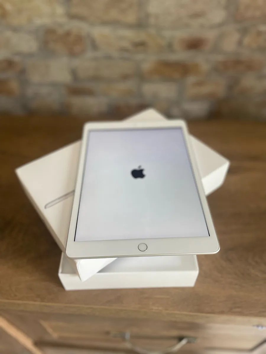 Ipad 8th Gen silver 32Gb - Image 1