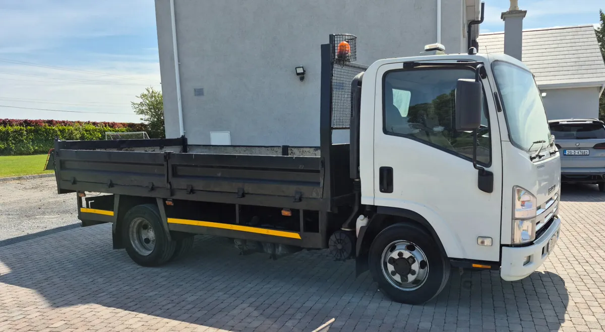 2015 isuzu tipper - Image 1