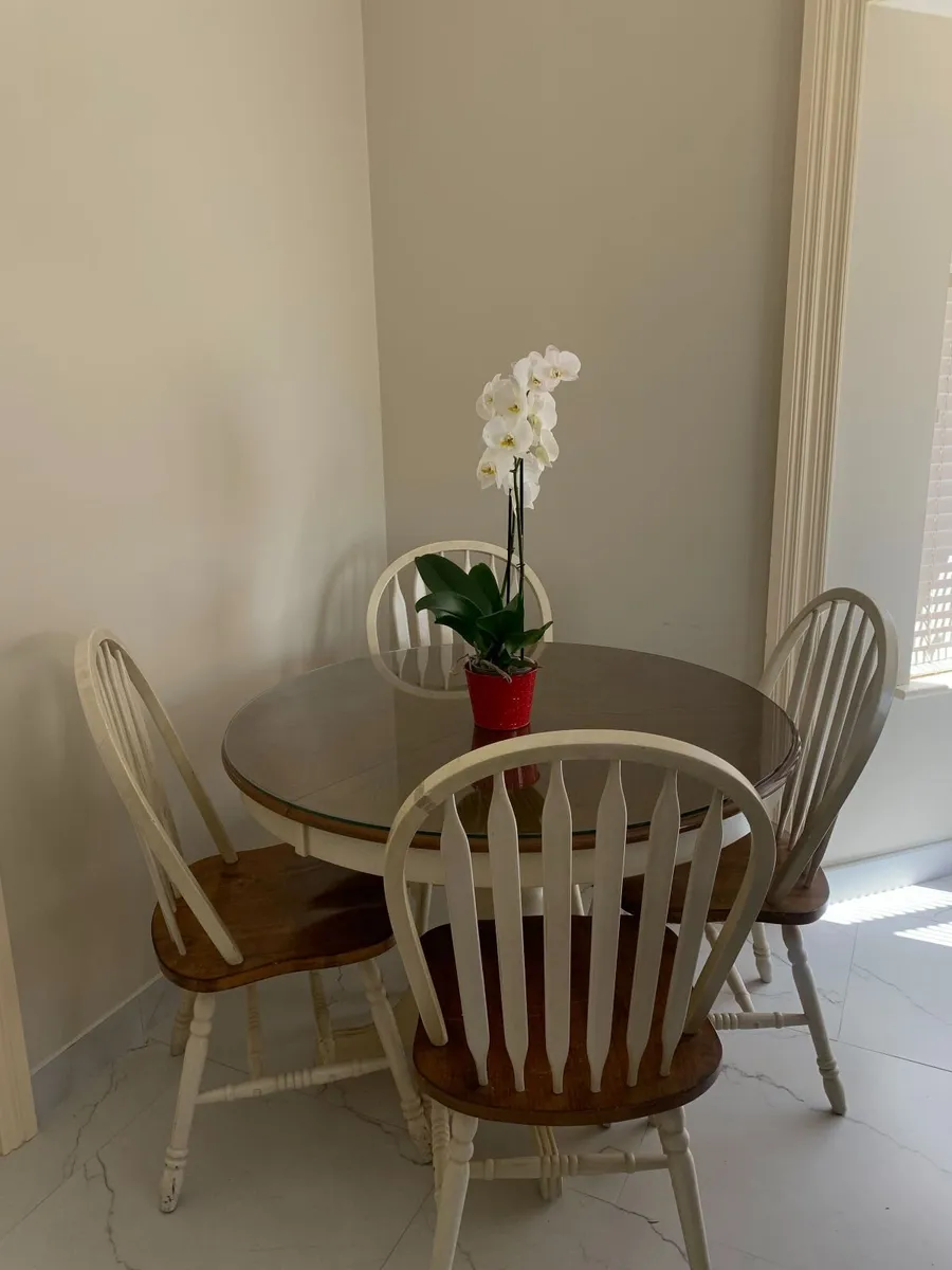 Table and 6 chairs - Image 1