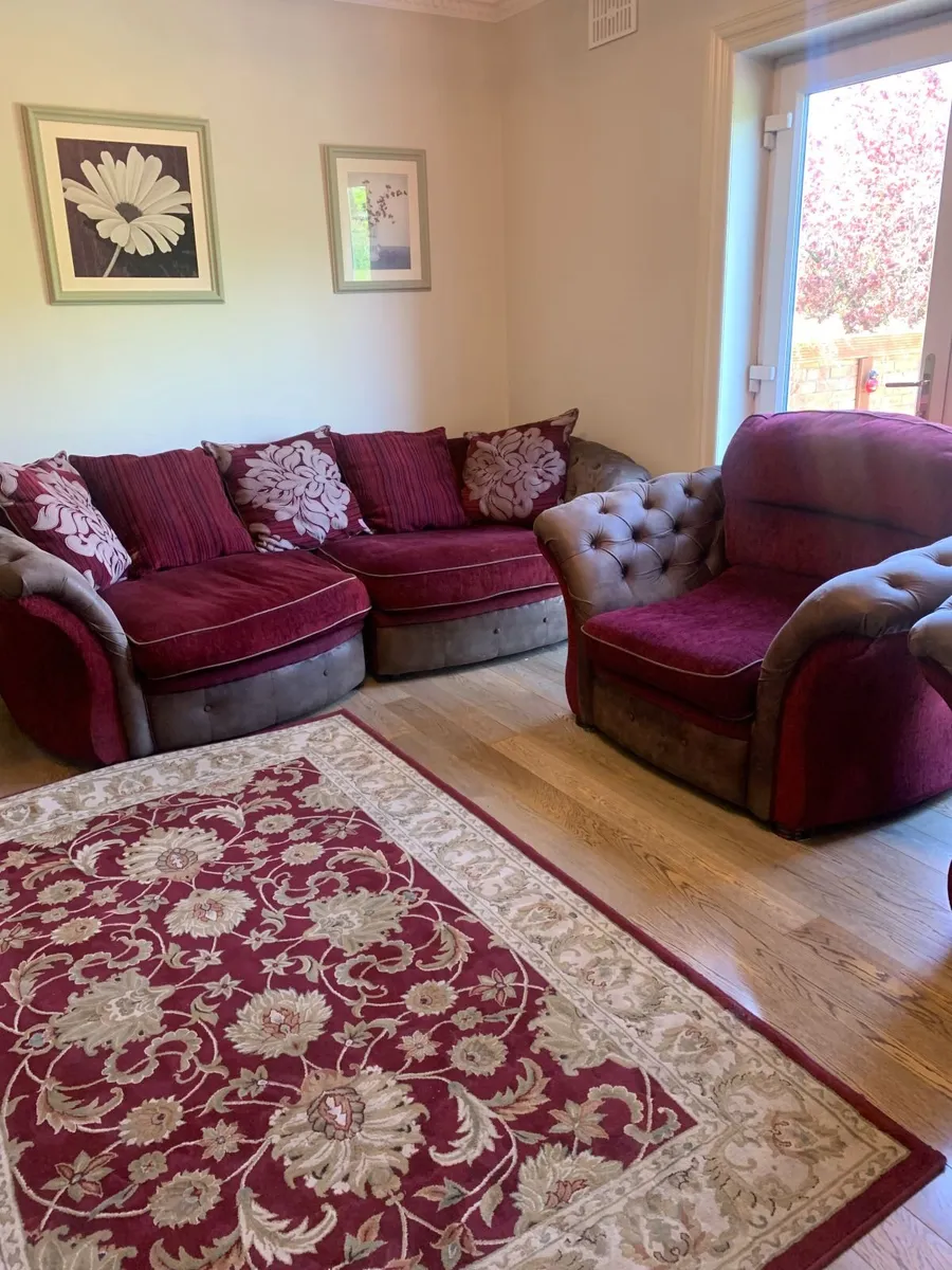 Suite of furniture - Image 1