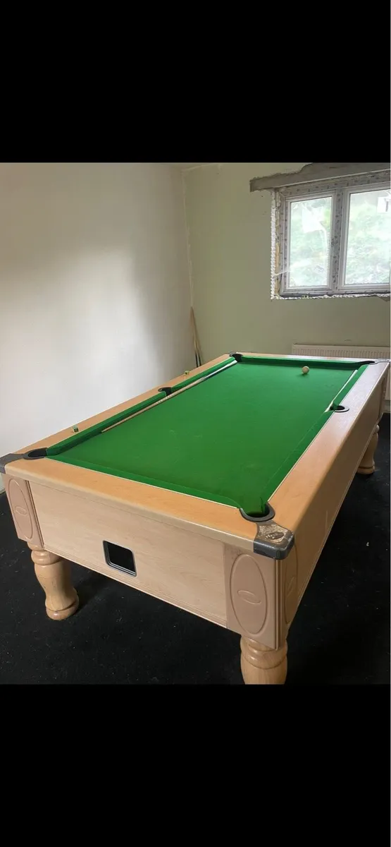 Pool table - Image 1