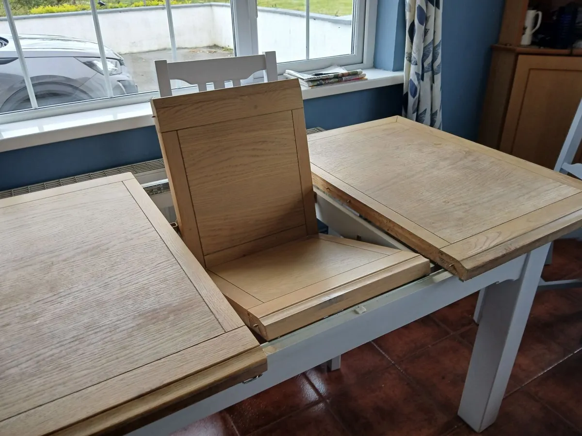 Table and 4 chairs - Image 1