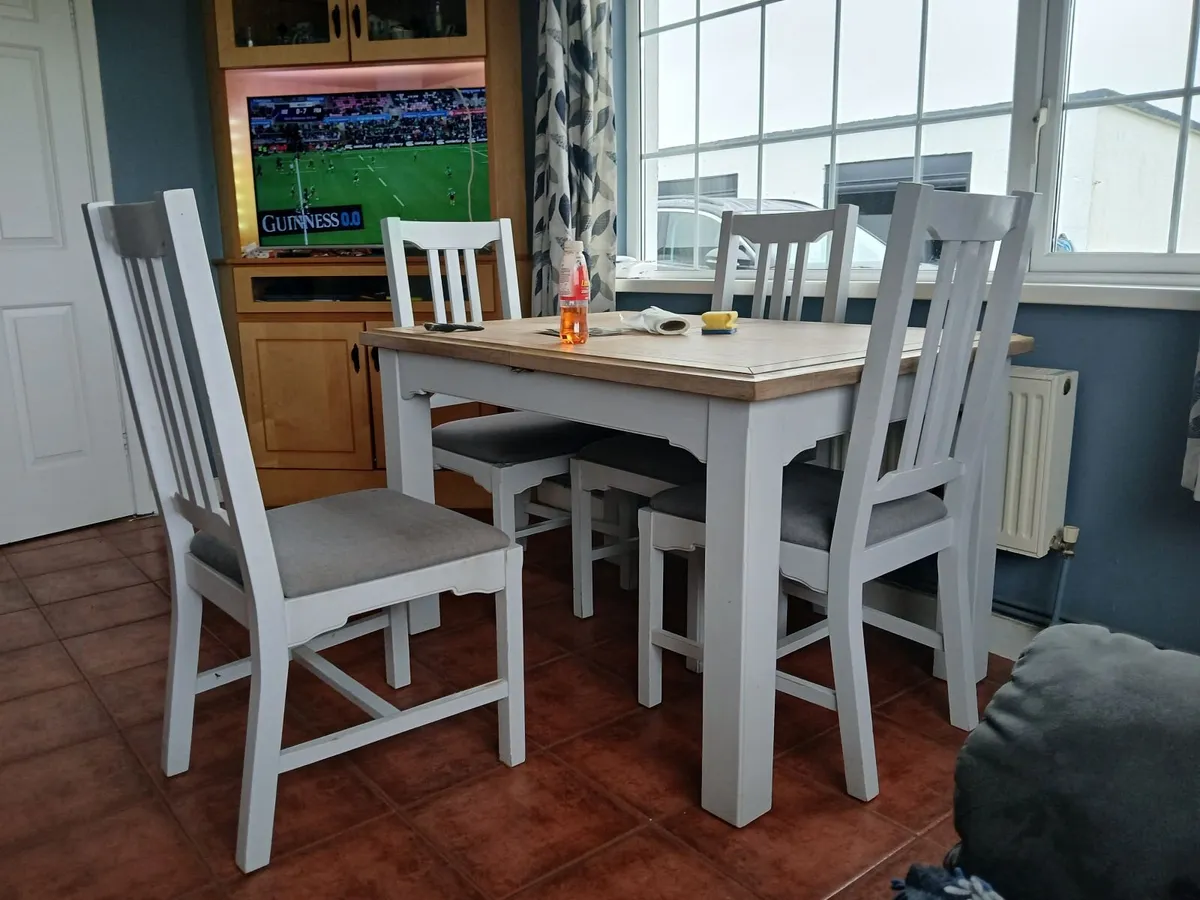 Table and 4 chairs - Image 2