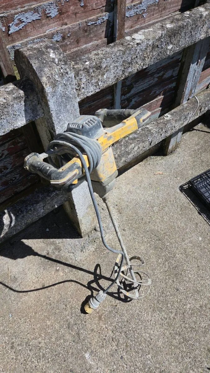 Dewalt 110v mixer - Image 1