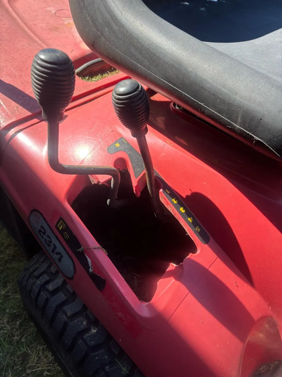 Massey Ferguson ride on lawnmower - Image 4
