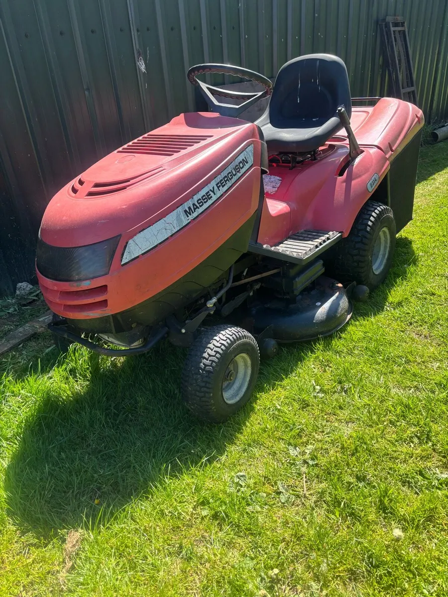 Massey Ferguson ride on lawnmower - Image 1