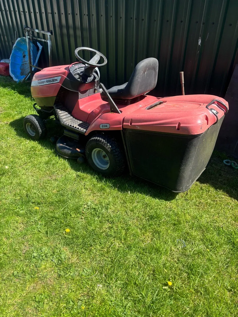Massey Ferguson ride on lawnmower - Image 2