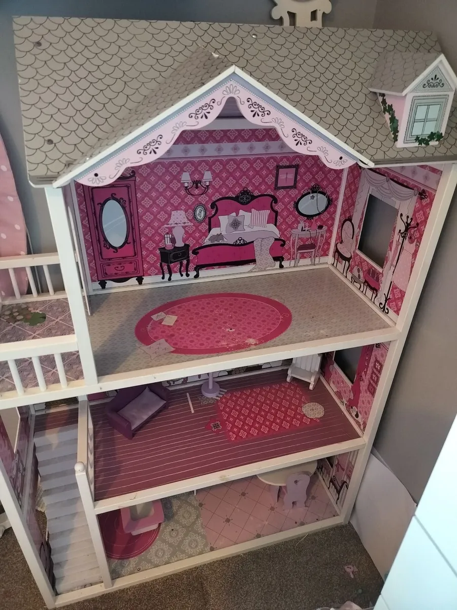 Giant doll house - Image 1
