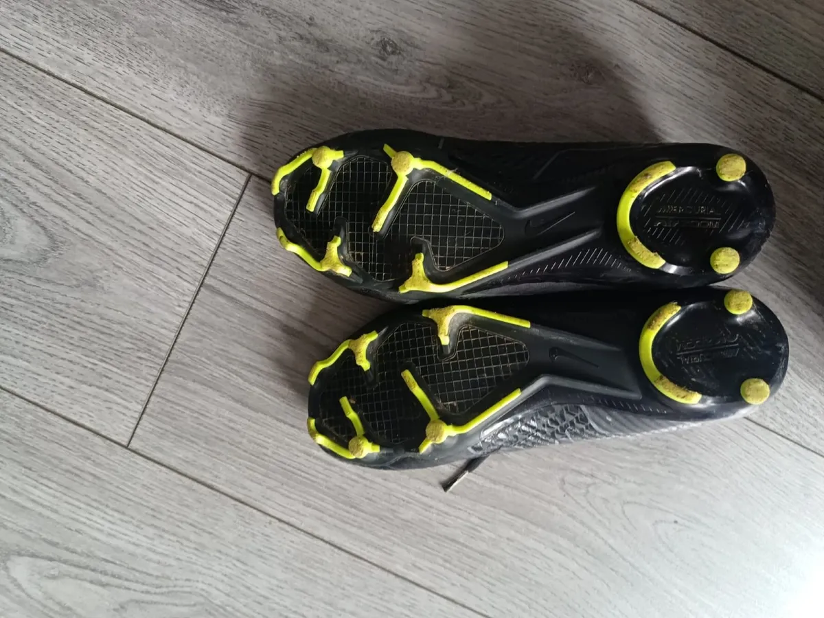Football boots - Image 1