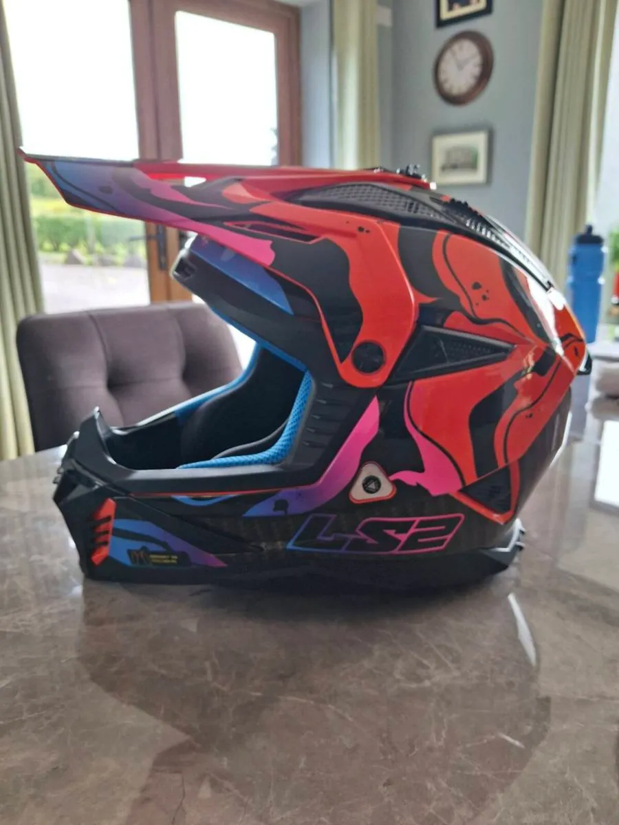 Motocross helmet and goggles - Image 4