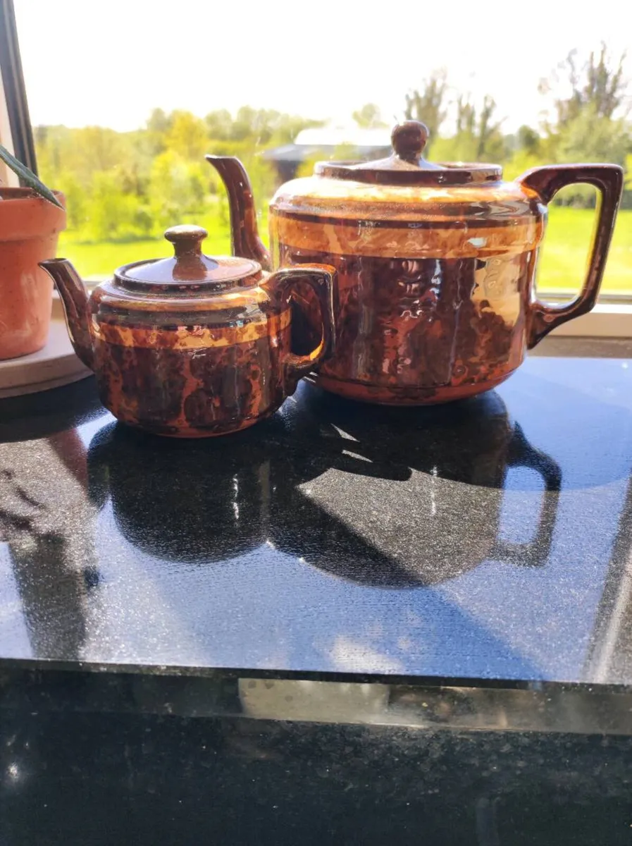 2 x vintage teapots - Image 1