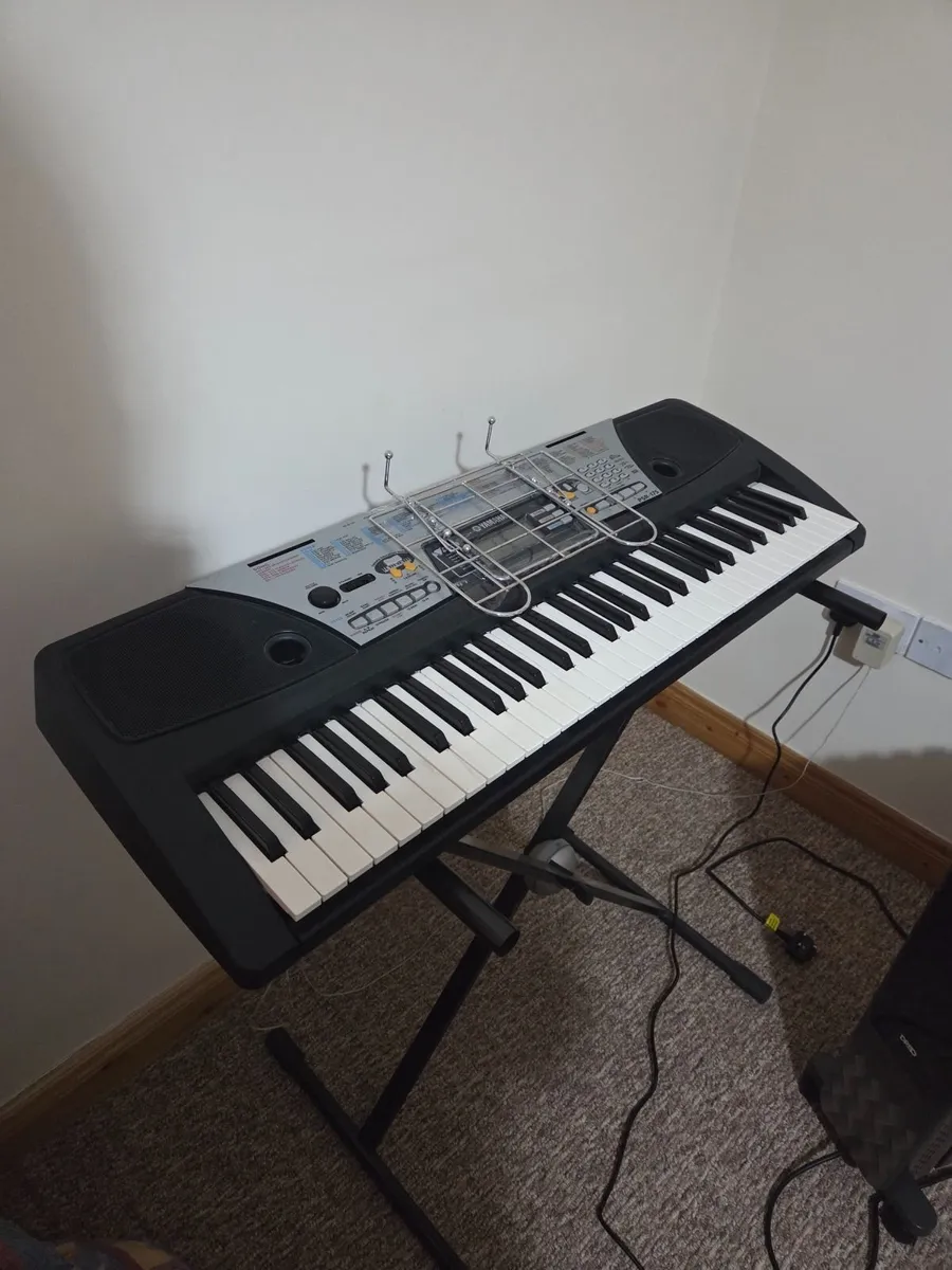 Yamaha PSR-175 Keyboard with Stand - Image 1