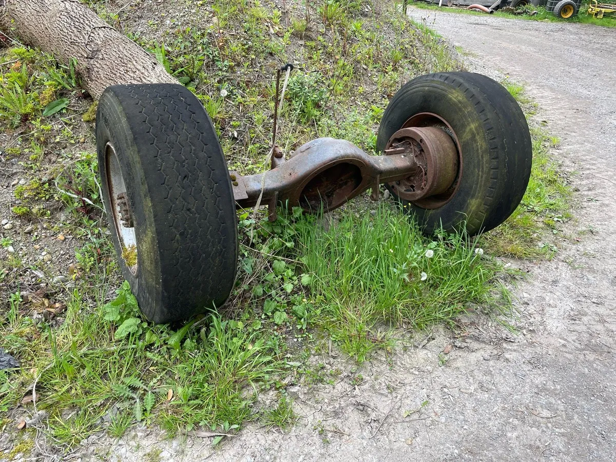 Wheels and axel - Image 1