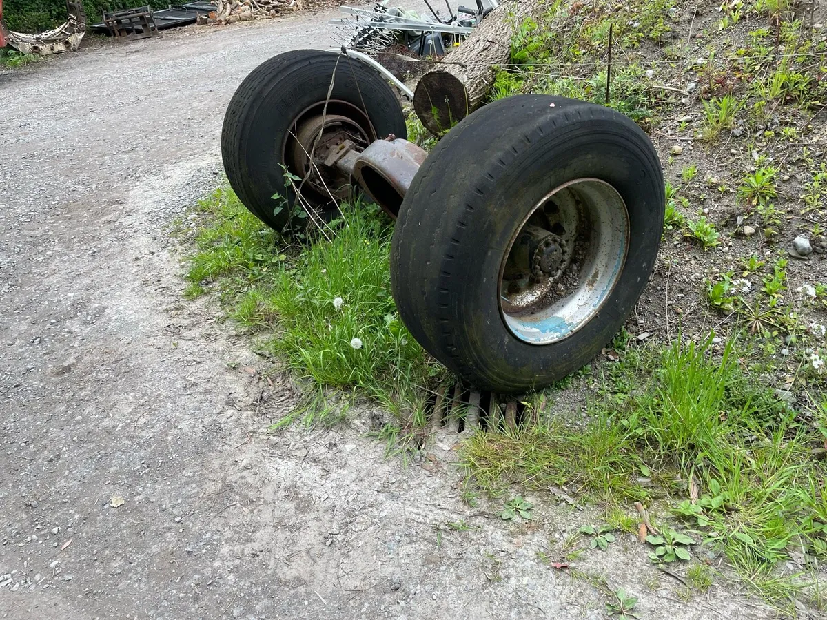 Wheels and axel - Image 3