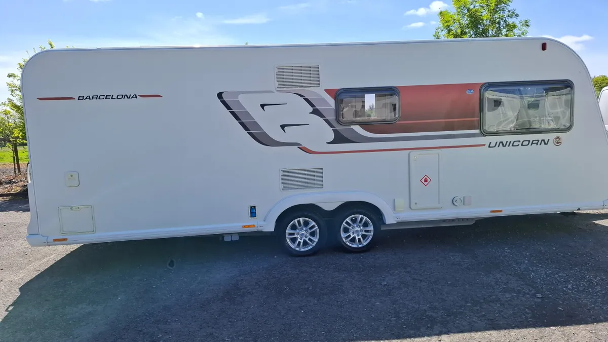 Bailey Unicorn Barcelona Fixed Bed Caravan - Image 4