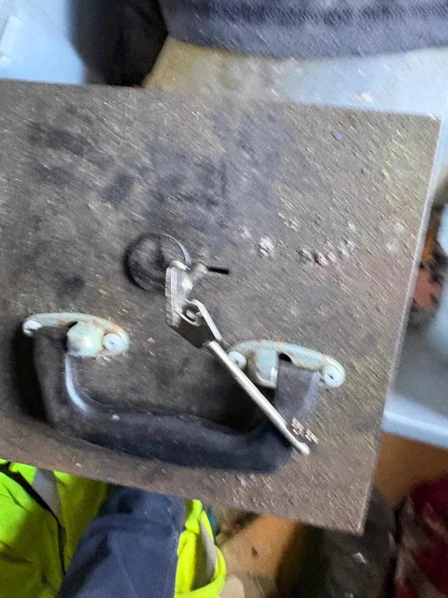 Underfloor Safe with 2 keys - Image 3