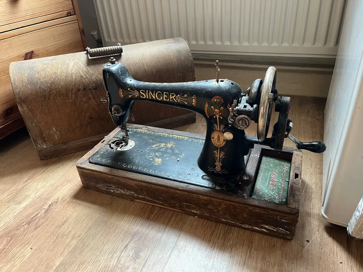 Surf board, tents, vintage sewing machine - Image 2