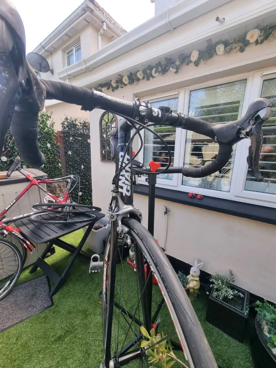 Giant DEF9 carbon fibre road bike - Image 3