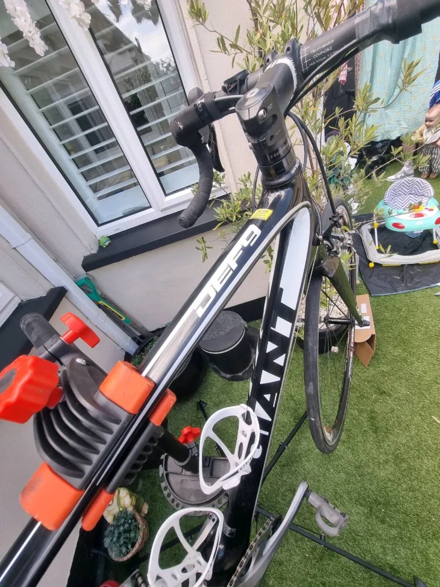Giant DEF9 carbon fibre road bike - Image 4