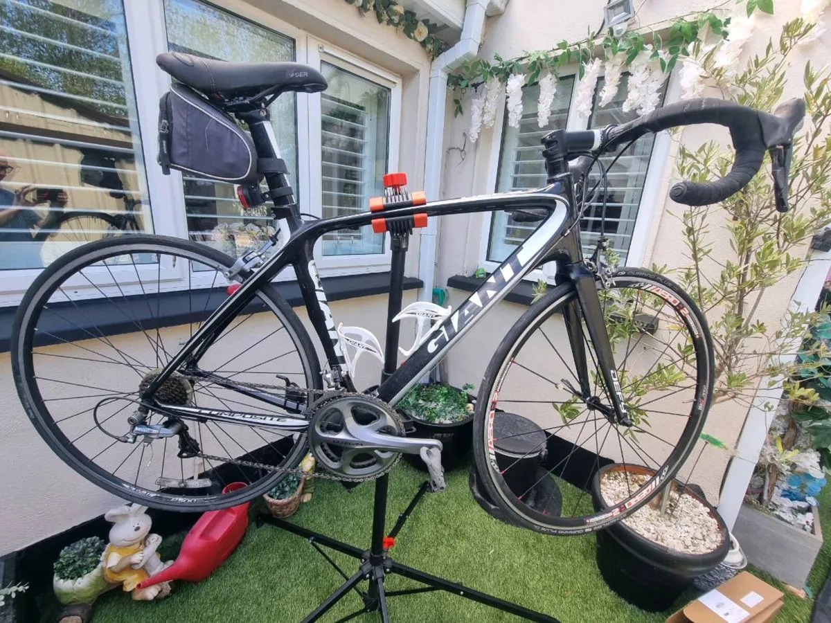 Giant DEF9 carbon fibre road bike - Image 1