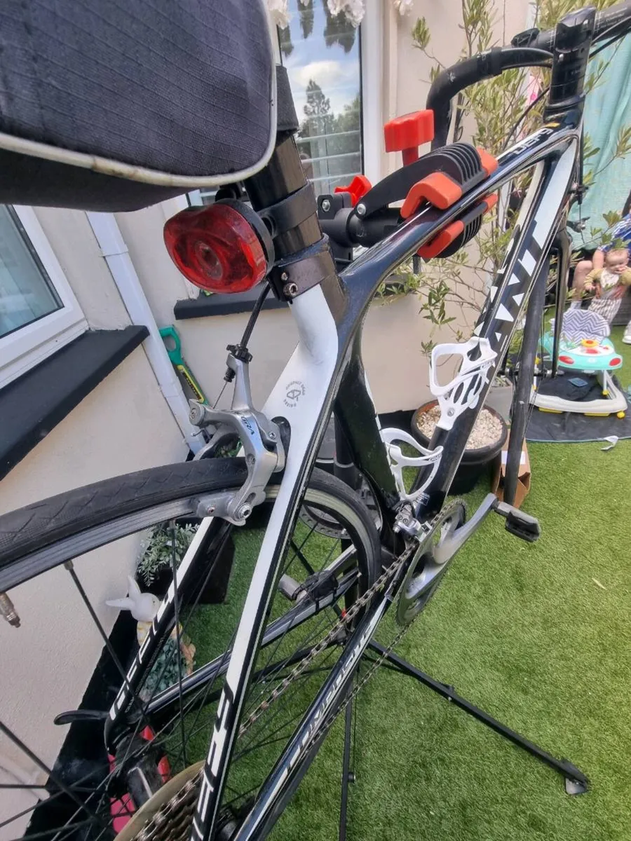 Giant DEF9 carbon fibre road bike - Image 2
