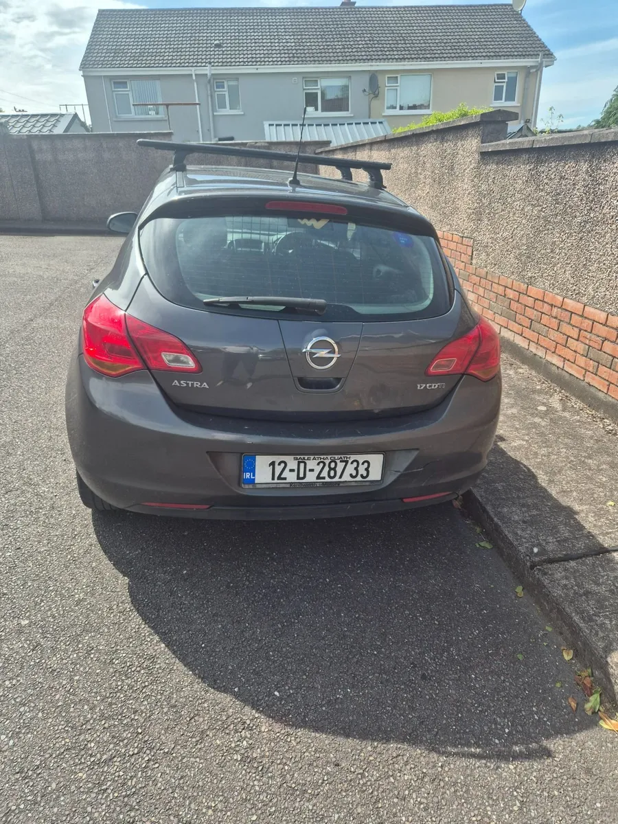 Opel Astra 2012 - Image 2