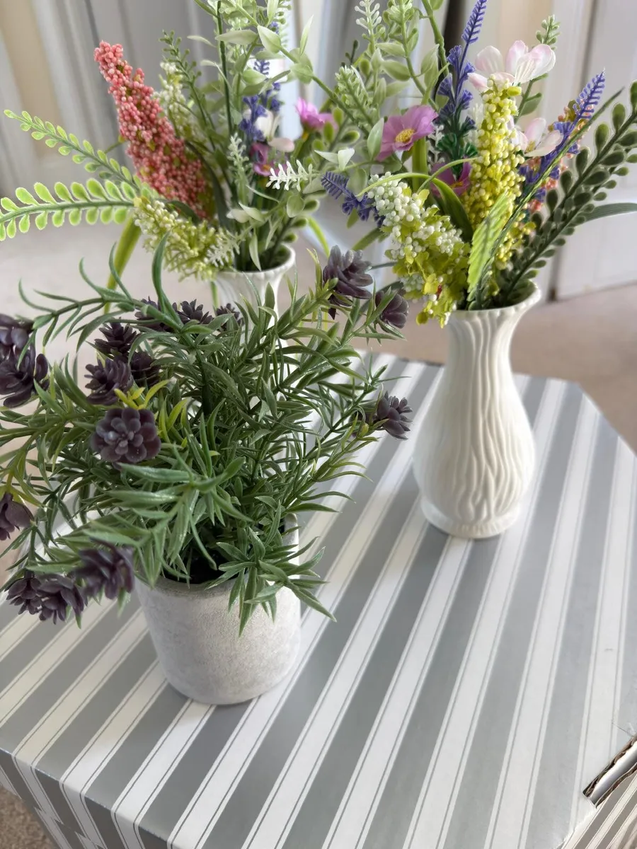 Vases and flowers - Image 2