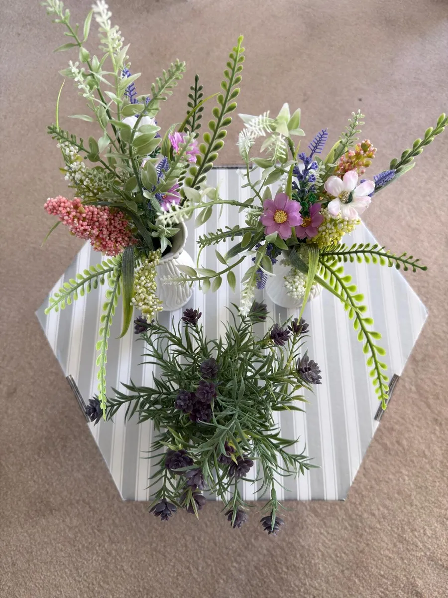 Vases and flowers - Image 1
