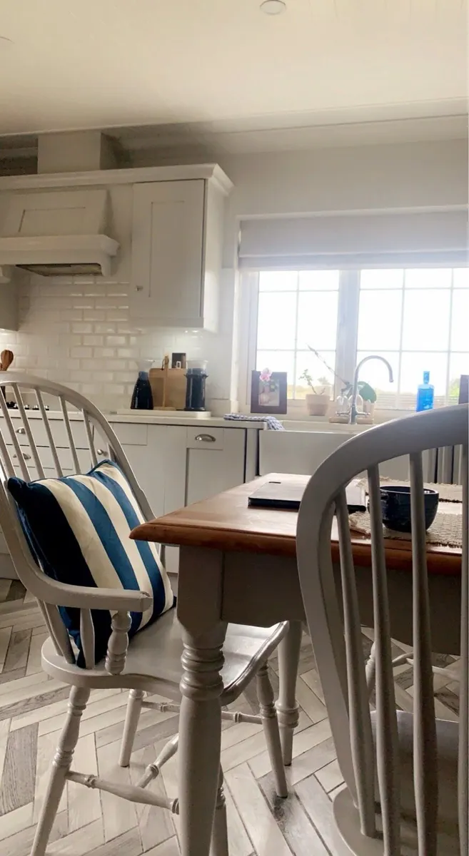Laura Ashley Kitchen Table and 6 chairs - Image 3