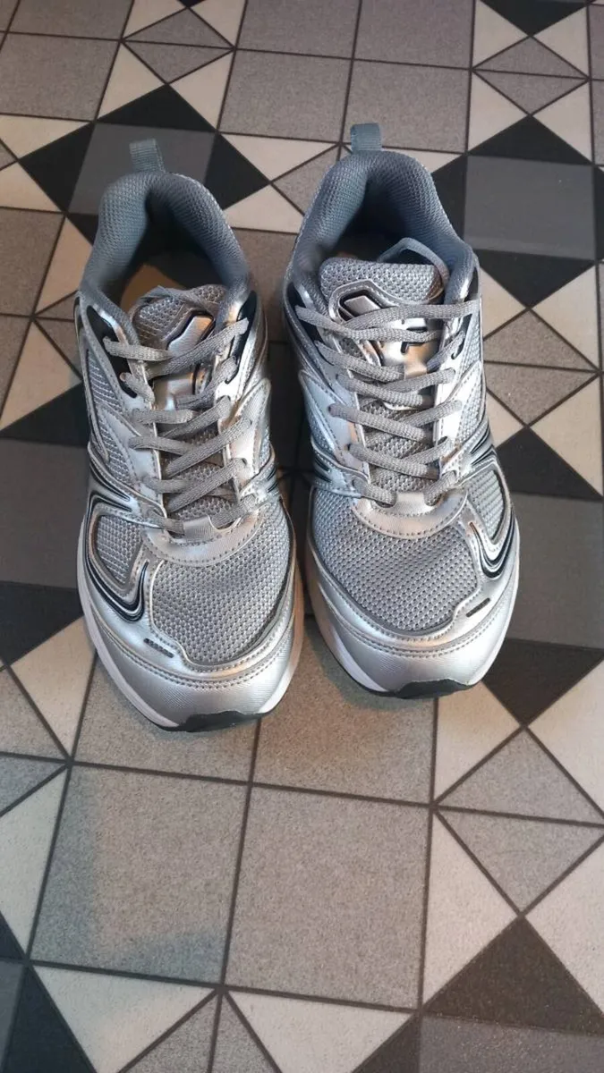 Silver Fila runners size 6 - like new! - Image 1