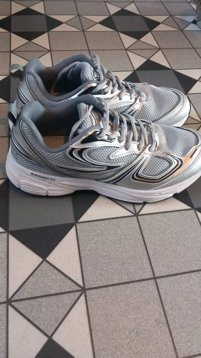 Silver Fila runners size 6 - like new! - Image 2