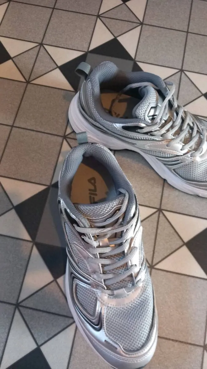 Silver Fila runners size 6 - like new! - Image 3