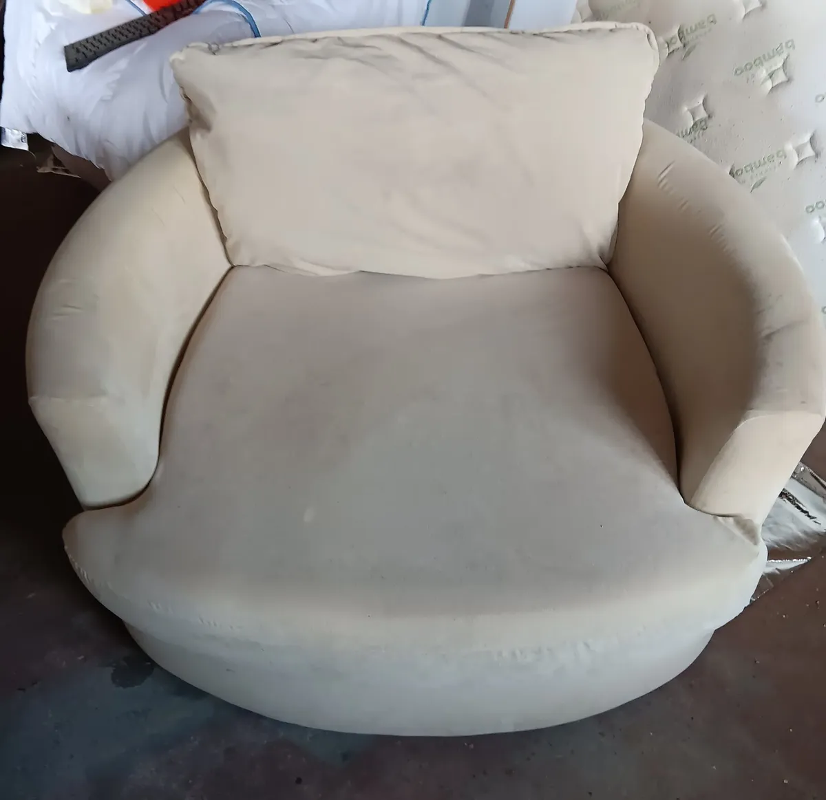 Couch and swivel chair - Image 2